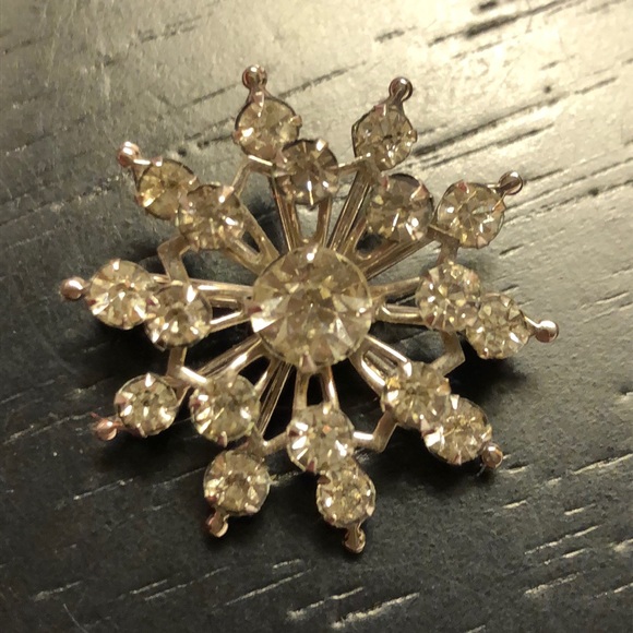 Vintage snowflake prong set Rhinestone brooch. - Picture 3 of 8